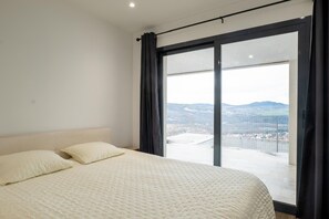 WiFi, bed sheets - Modern villa with whirlpool bath (Corent)