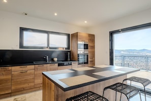 Private kitchen - Modern villa with whirlpool bath (Corent)