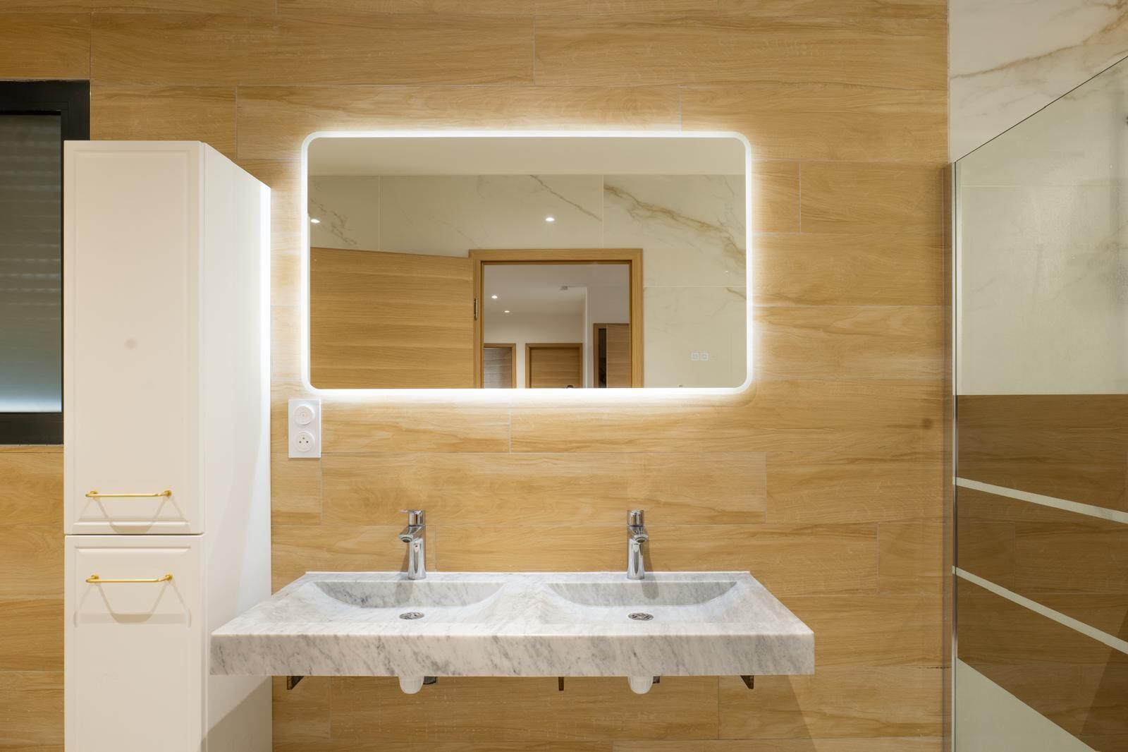 Chuveiro, secador de cabelo, toalhas de banho, sabonete