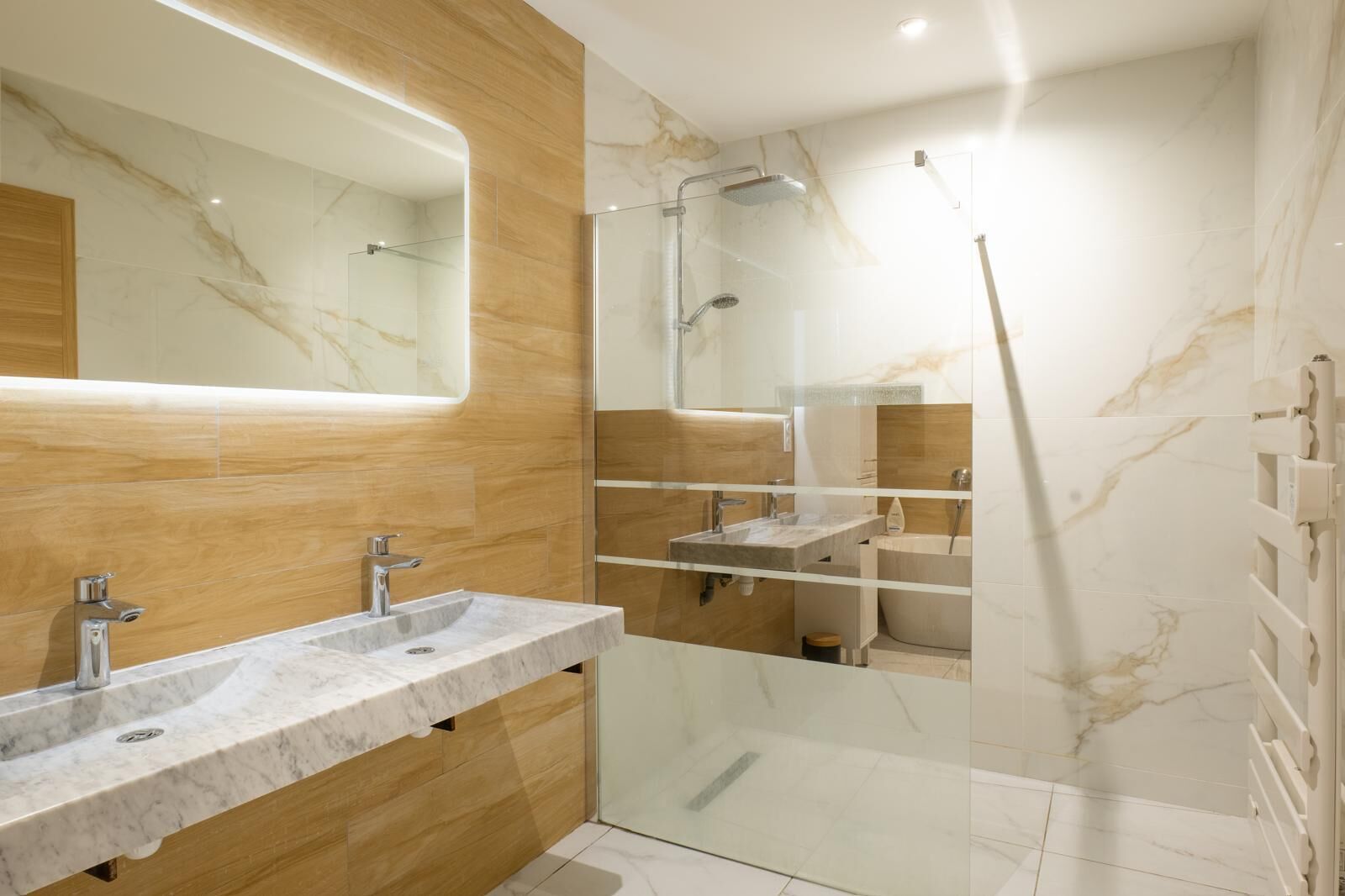 Een douche, een haardroger, handdoeken, zeep