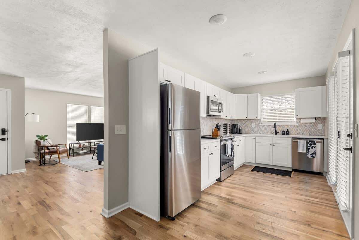 Jääkaappi, mikroaaltouuni, uuni, liesi