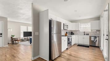 Jääkaappi, mikroaaltouuni, uuni, liesi