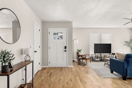 Smart TV, offices. Backstage Bungalow- Cozy 3BR Retreat in The Nations + Near Downtown