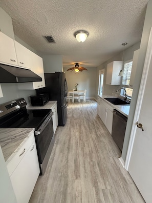 Mikrobølgeovn, ovn, kokeplater og oppvaskmaskin