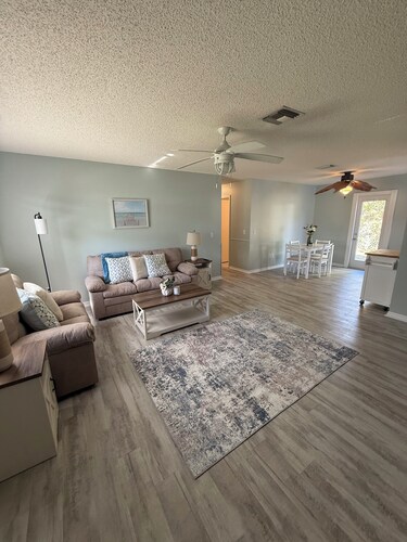 Cozy 2 bedroom house in the historic side of the villages!! golf cart included!