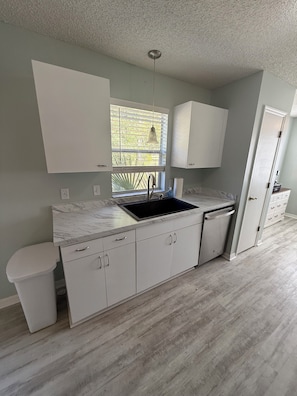 Mikrobølgeovn, ovn, kokeplater og oppvaskmaskin