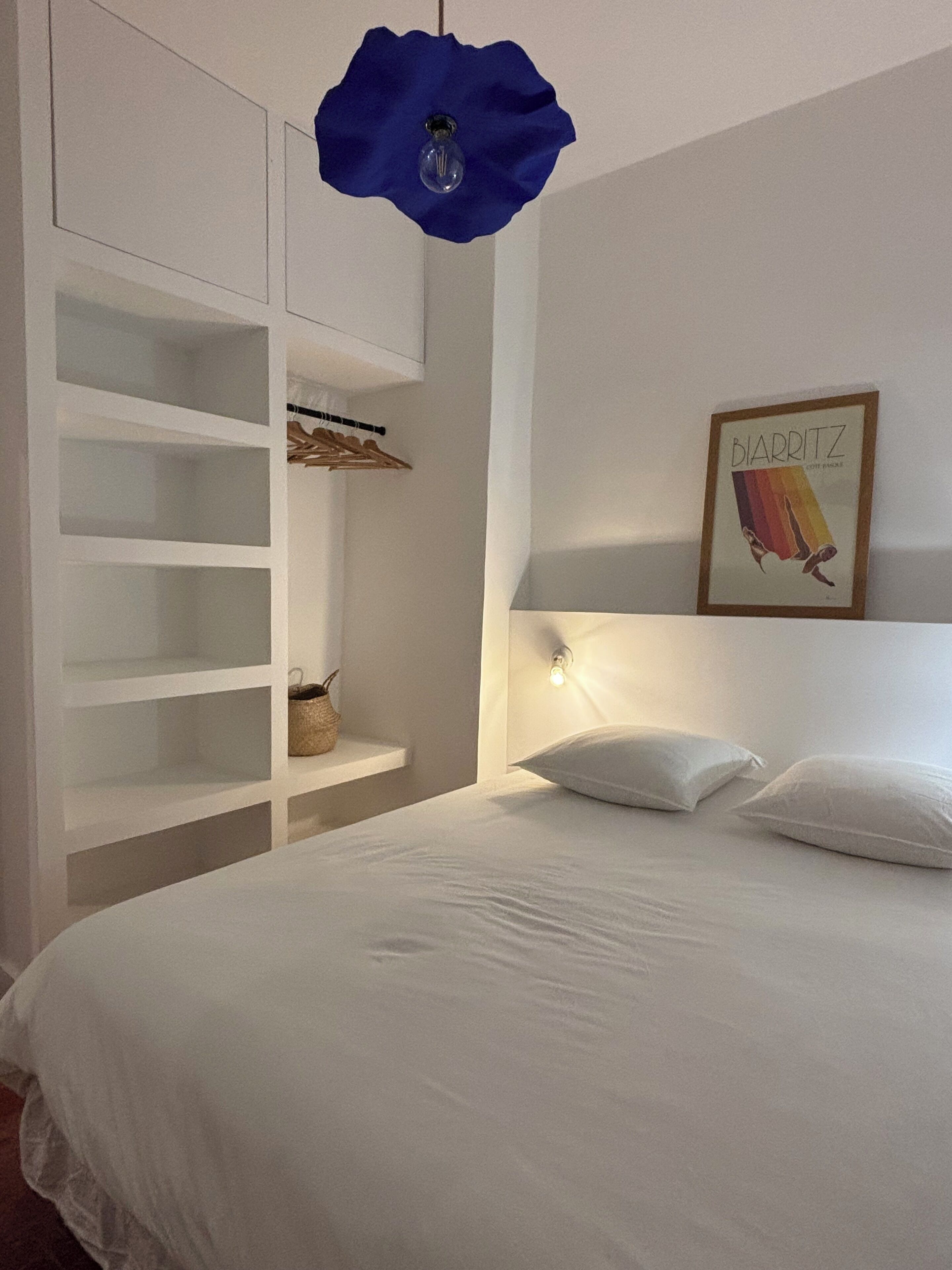 Fer et planche à repasser, lit parapluie, draps fournis