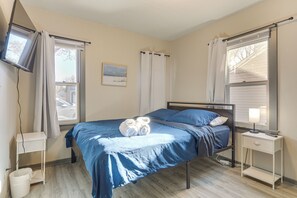 4 bedrooms, iron/ironing board, travel cot, Internet