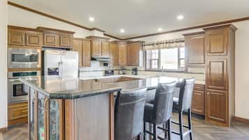 Réfrigérateur, micro-ondes, plaque de cuisson, lave-vaisselle