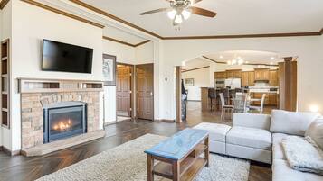 Télévision, cheminée, livres