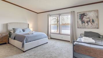 4 bedrooms, iron/ironing board, Internet, bed sheets