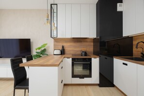 Jääkaappi, mikroaaltouuni, uuni, liesi