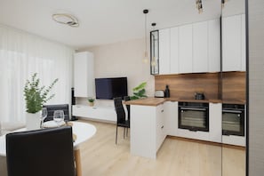 Kühlschrank, Mikrowelle, Ofen, Herdplatte