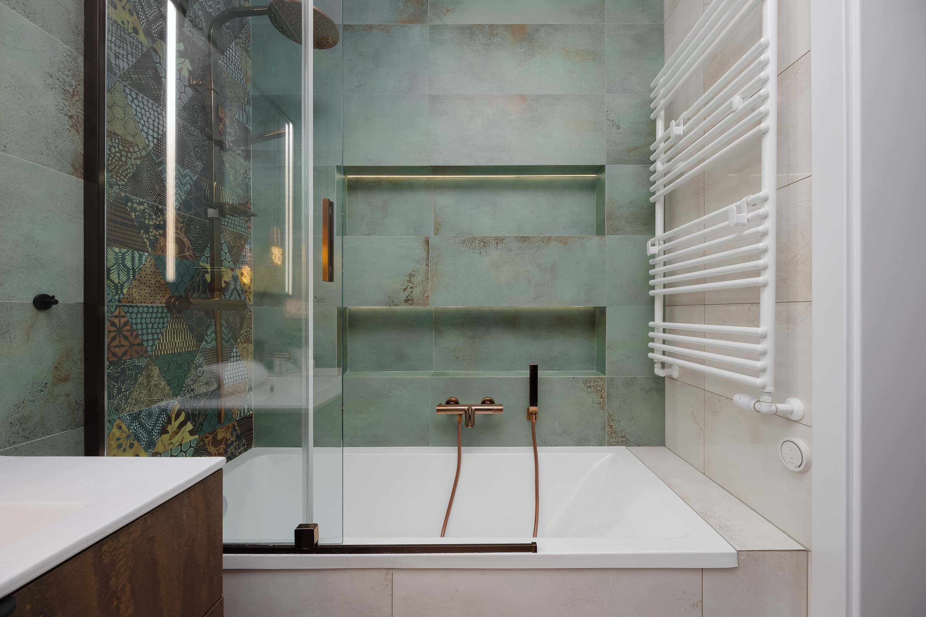 Shower, hair dryer, towels, shampoo