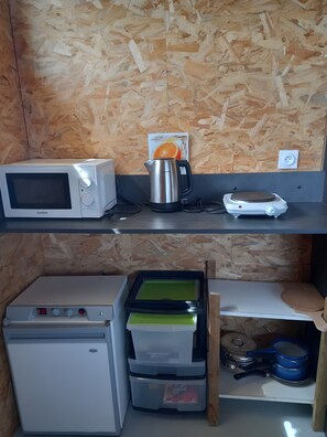 Fridge, microwave, stovetop, electric kettle - Le Nid – The Garden of the Longère (ABBARETZ)