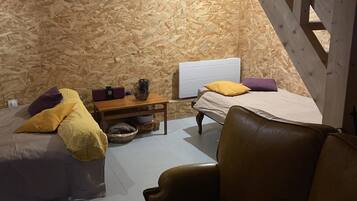 1 bedroom, bed sheets