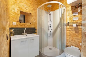 Shower, towels - Le Nid – Cozy 40 m² Studio (ABBARETZ)