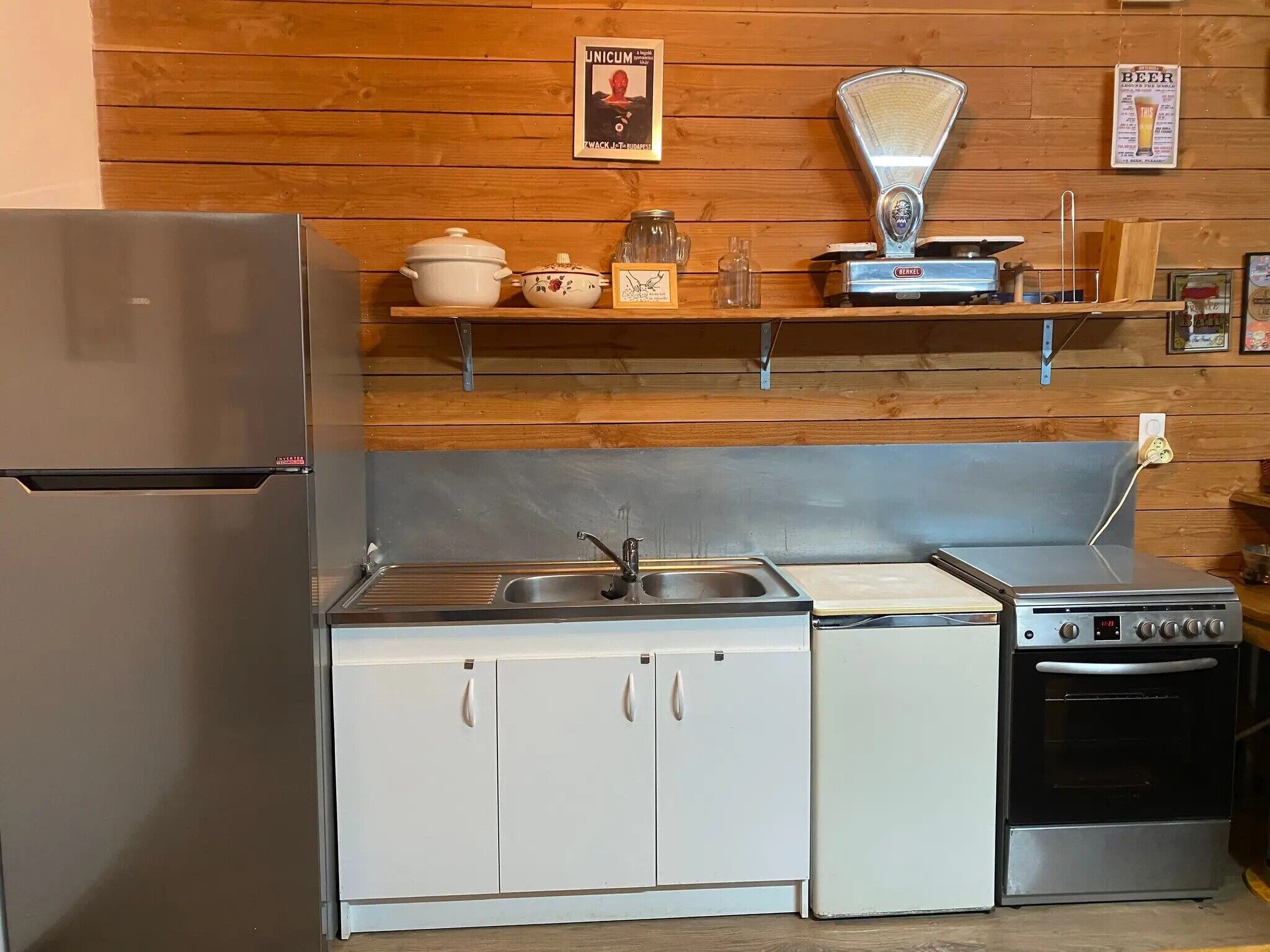 Een koelkast, een microgolfoven, een oven, een kookplaat