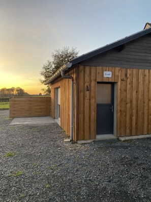 المنشأة من الخارج