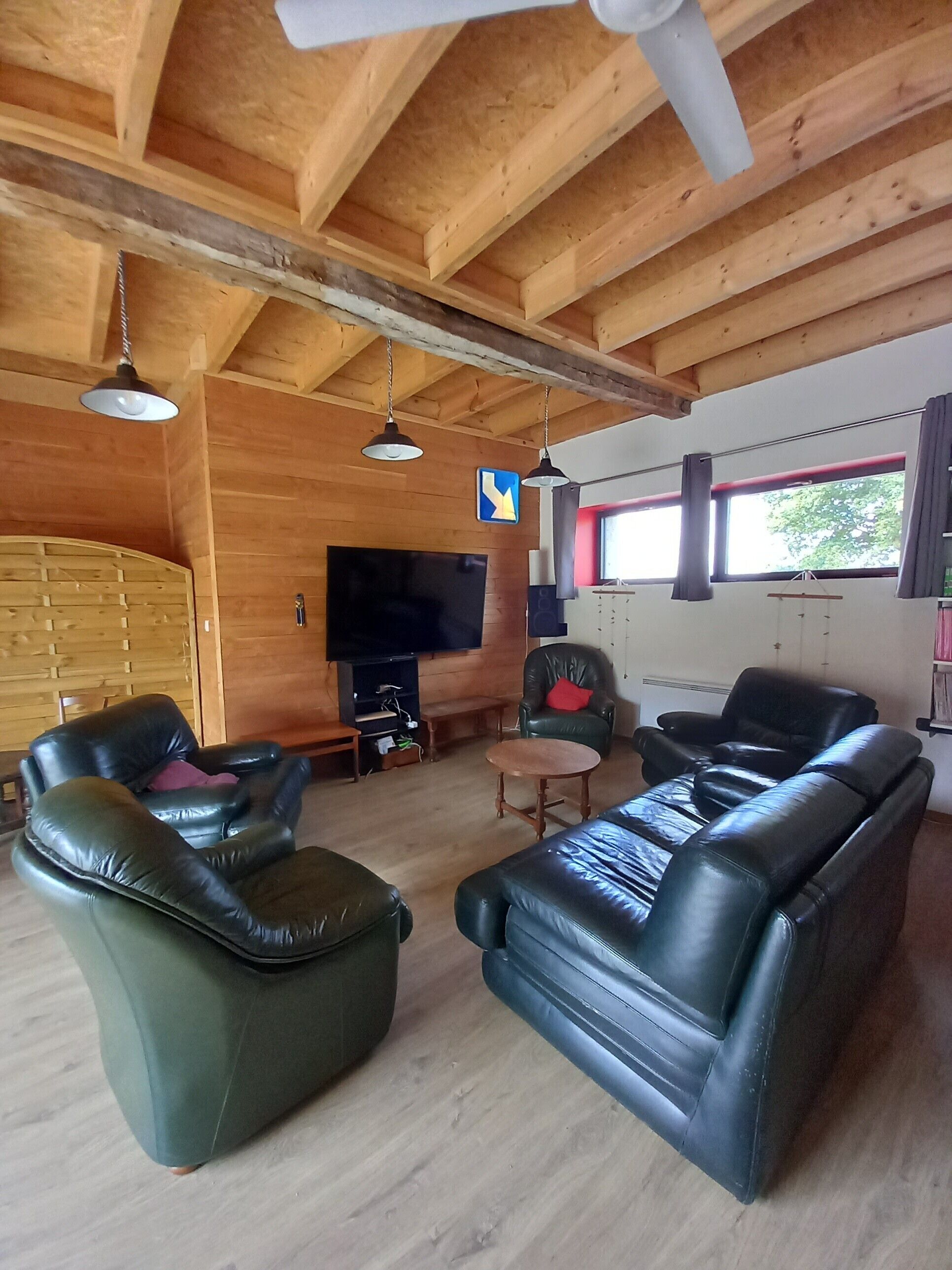 Tv, tv-spel, dvd-spelare och ett bordtennisbord