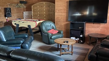 Tv, tv-spel, dvd-spelare och ett bordtennisbord