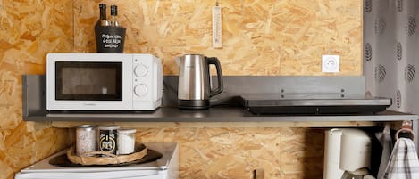 冷蔵庫、電子レンジ、オーブン、コンロ