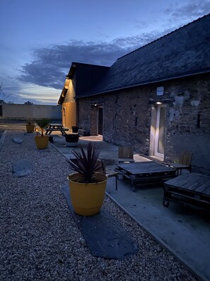 Terrace/patio - House 'Le Nid Longère' with Large Living Area for Groups and Outdoor Space (ABBARETZ)