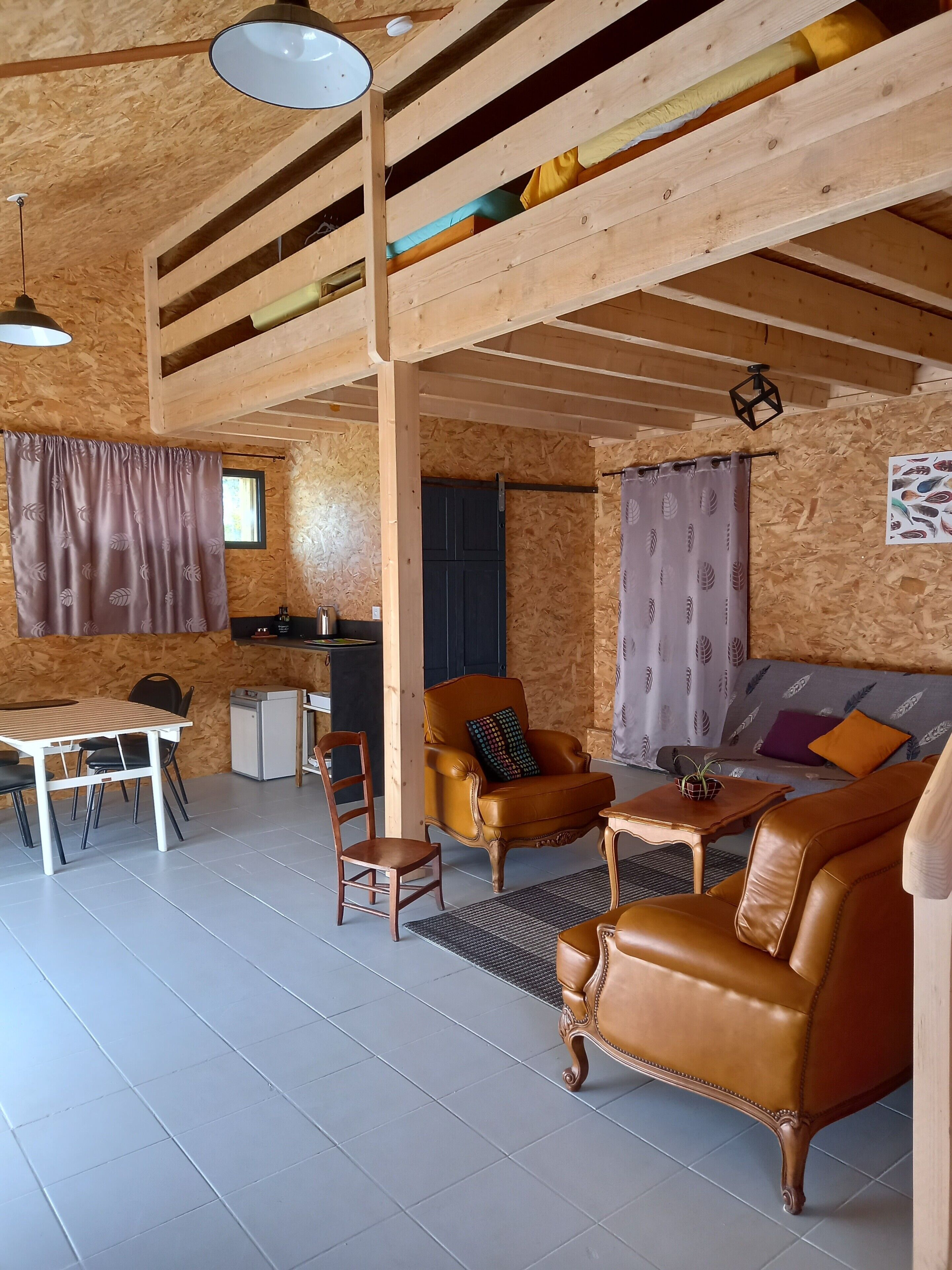 Télévision, jeux vidéo, lecteur de DVD, table de tennis de table