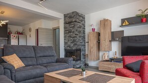 TV - Stylish Duplex with Private Jacuzzi (Ližnjan)