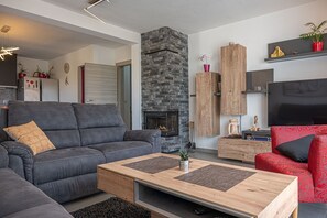 TV - Stylish Duplex with Private Jacuzzi (Ližnjan)