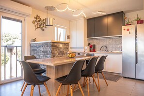 Fridge, oven, stovetop, dishwasher - Stylish Duplex with Private Jacuzzi (Ližnjan)