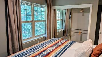 Iron/ironing board, free WiFi, bed sheets