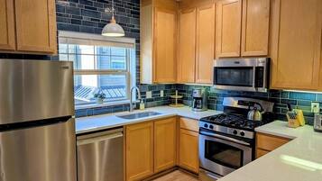 冰箱、微波炉、烤箱、炉灶