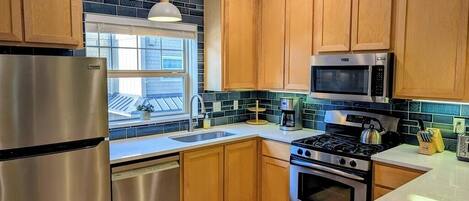 Kühlschrank, Mikrowelle, Ofen, Herdplatte