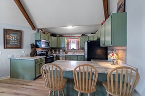 Private kitchen - Rustic 2-bedroom chalet in charming Gatlinburg (Gatlinburg)