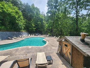 Outdoor pool - Rustic 2-bedroom chalet in charming Gatlinburg (Gatlinburg)