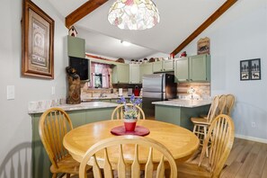 Dining - Pet Friendly Rustic 2-bedroom chalet in charming Gatlinburg (Gatlinburg)