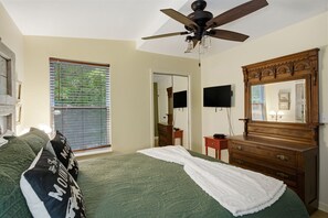 Room - Pet Friendly Rustic 2-bedroom chalet in charming Gatlinburg (Gatlinburg)