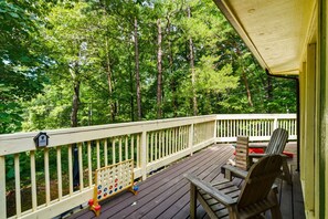 Terrace/patio - Pet Friendly Rustic 2-bedroom chalet in charming Gatlinburg (Gatlinburg)