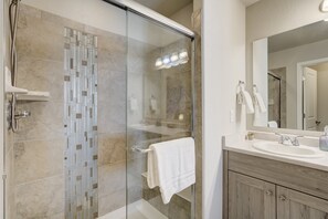 Een douche, een haardroger, handdoeken
