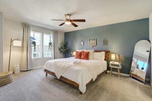 Desk, iron/ironing board, free WiFi, bed sheets - Modern Townhome | Prime Location | Pup Friendly (Colorado Springs)