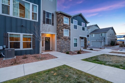 Modern Townhome | Prime Location | Pup Friendly