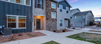 Modern Townhome | Prime Location | Pup Friendly
