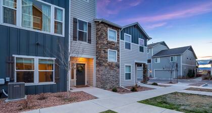 Modern Townhome | Prime Location | Pup Friendly