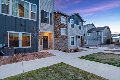 Modern Townhome | Prime Location | Pup Friendly