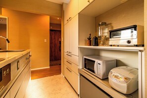 Fridge, microwave, stovetop, coffee/tea maker