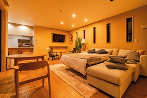 Una scrivania, Wi-Fi gratuito, lenzuola