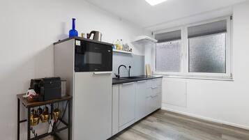 冷蔵庫、電子レンジ、オーブン、コンロ