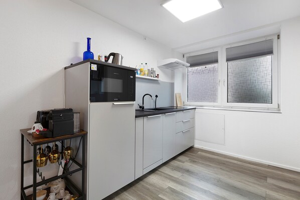 Réfrigérateur, micro-ondes, four, plaque de cuisson