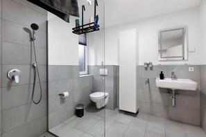 Chuveiro, secador de cabelo, toalhas de banho 